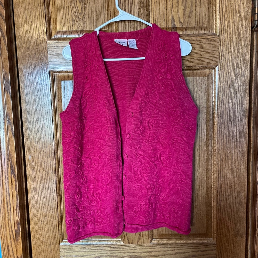 🦋3 for $10🦋 Vintage Pink Embroidered Button-Front Vest